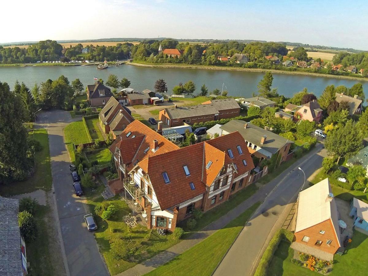 Kanalvilla - Urlaub Am Nord-Ostseekanal - Zwei Ferienwohnungen Im Angebot- Eine Im Dachgeschoss Und Eine Wohnung Mit Garten Sehestedt  Экстерьер фото